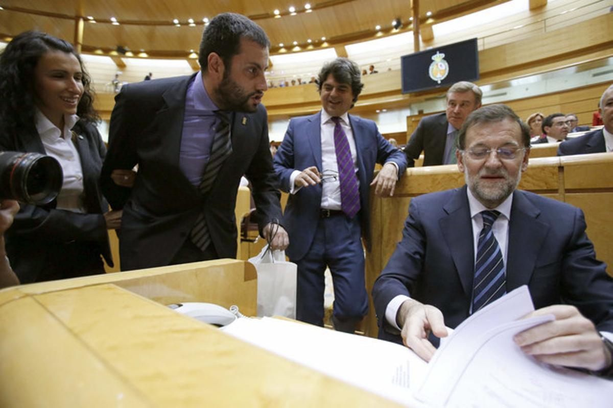 El senador Ibán García entrega un casco minero, en una bolsa, a Mariano Rajoy. El senador Ibán García entrega un casco minero, en una bolsa, a Mariano Rajoy.