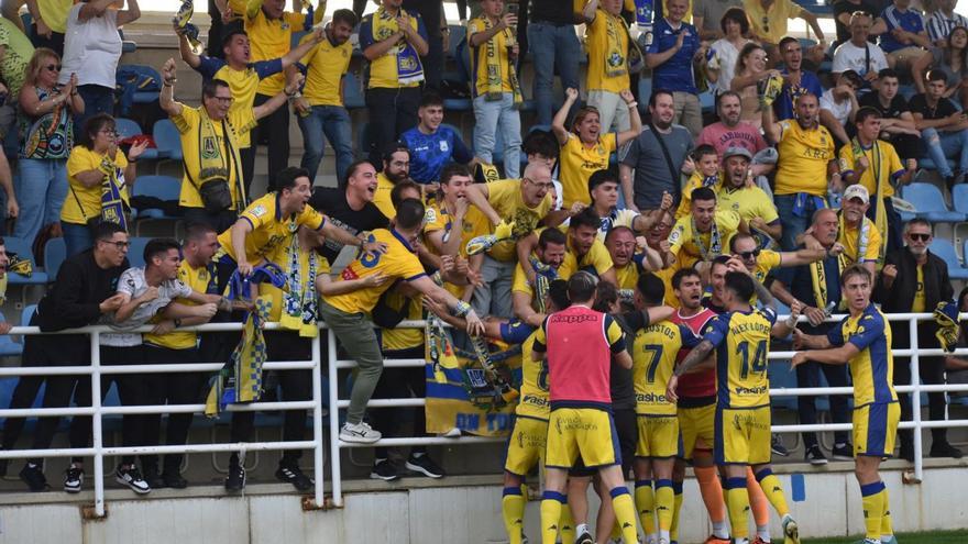 Los jugadores del Alcorcón celebran un tanto con sus aficionados. |  // ALCORCÓN