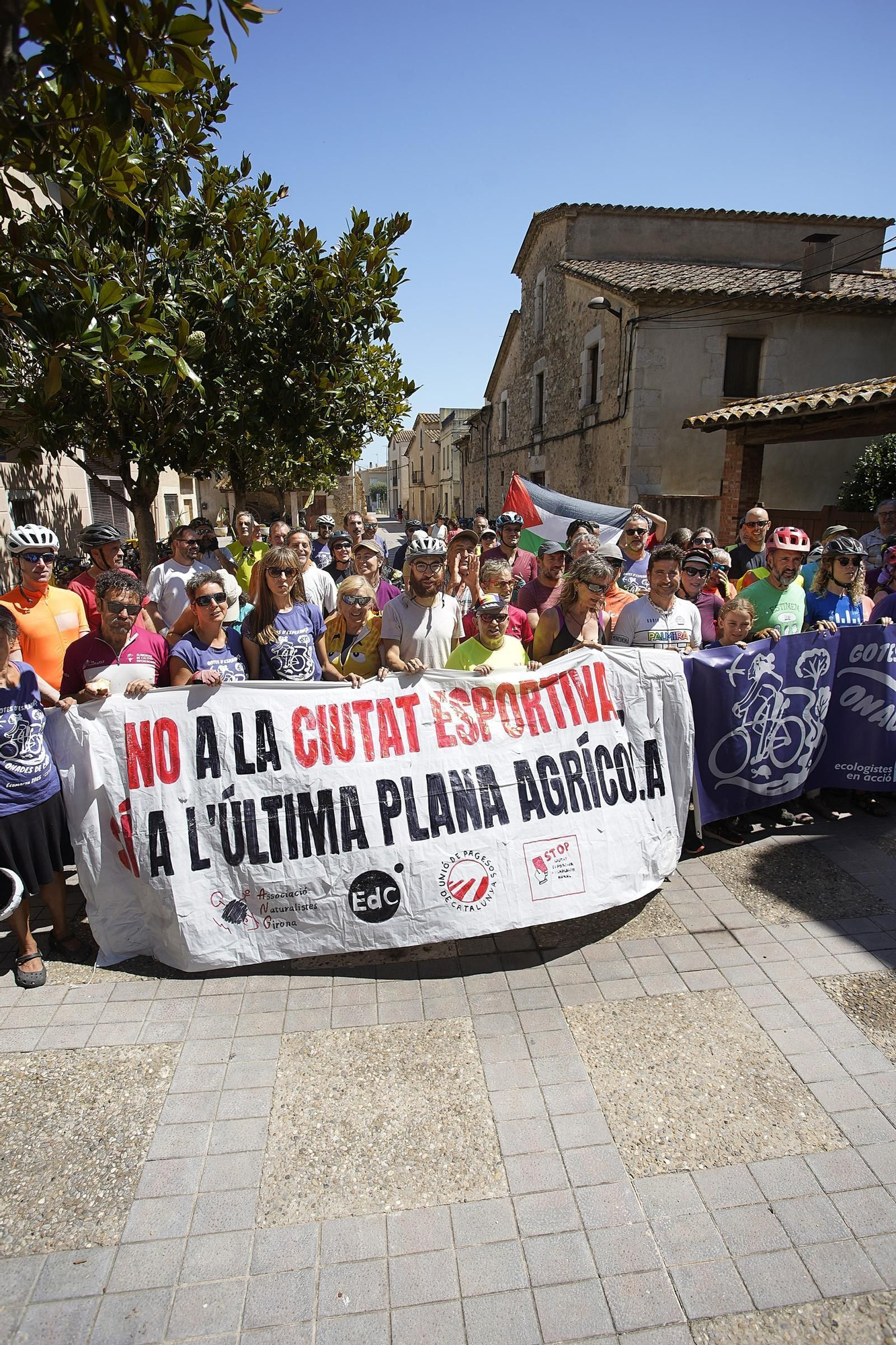 Les imatges de la protesta contra la ciutat esportiva del Girona a Vilablareix