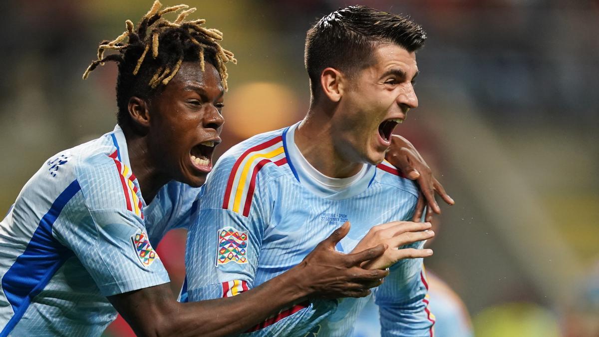 Nico Williams y Álvaro Morata celebran el gol del jugador del Atlético ante Portugal en la Liga de Naciones.