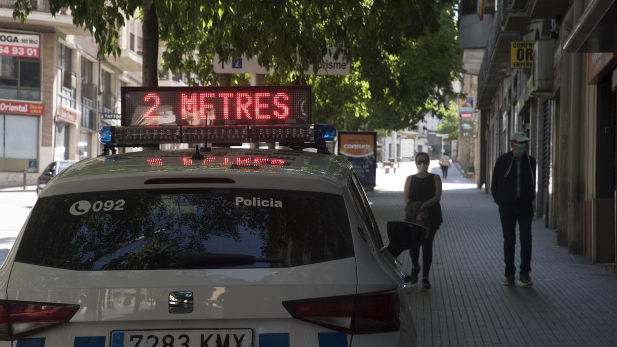 Vehícle amb cartell lluminós amb advertència d&#039; estat d&#039;alarma per als vianants