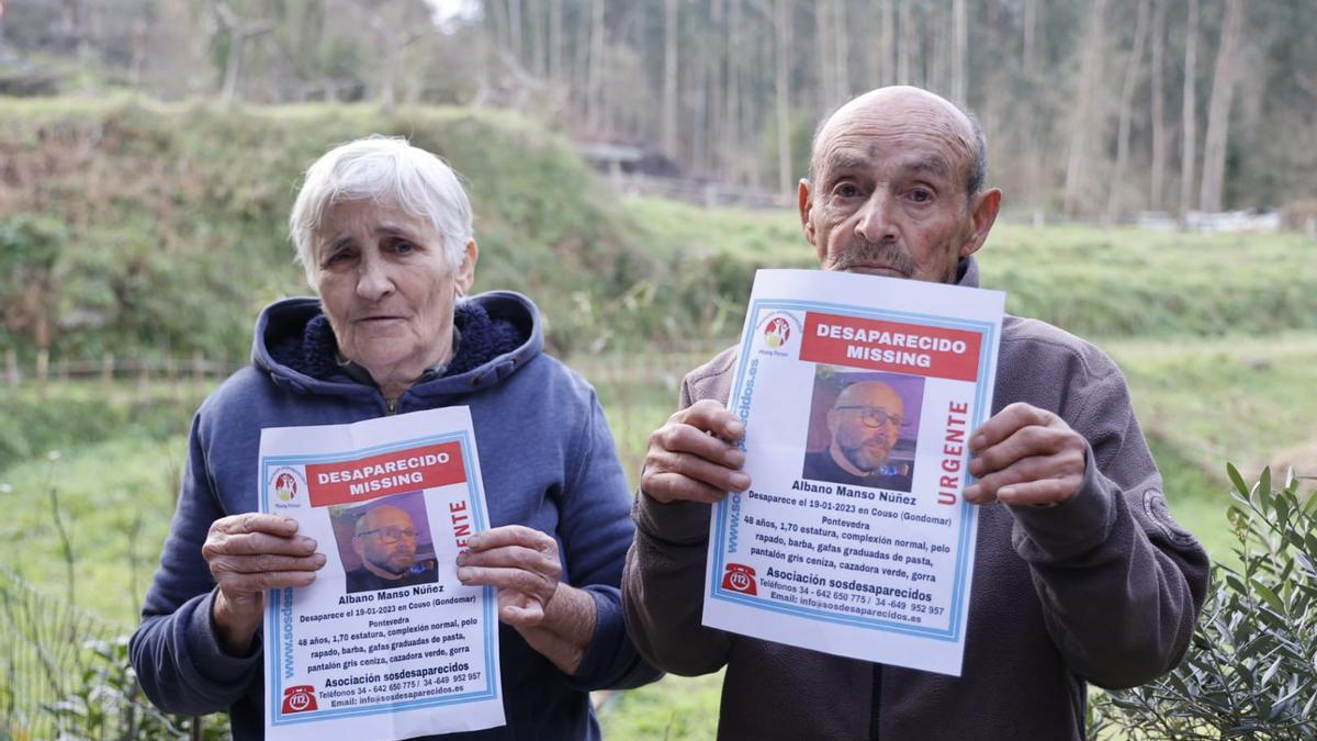 Padres del desaparecido, esta mañana en Gondomar. Albano Manso. 26 enero 2023.
