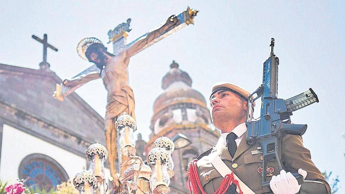 Un artillero escolta al Cristo, como sucede desde 1921.