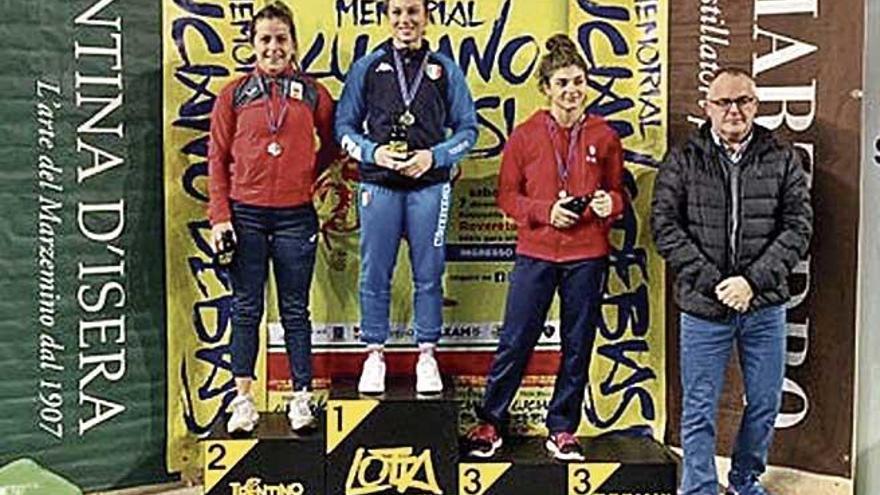 Graciela SÃ¡nchez posa con su bronce en el podio de Italia.