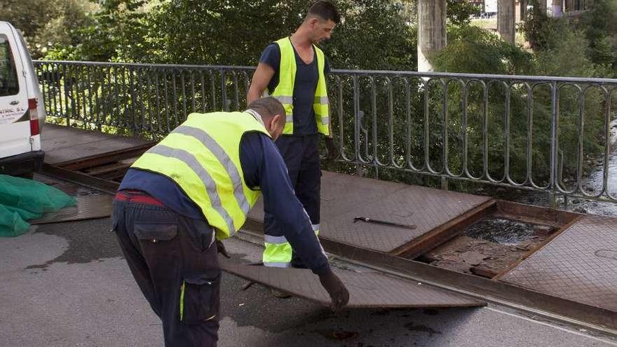 La retirada de las placas en el puente viejo de Sama.