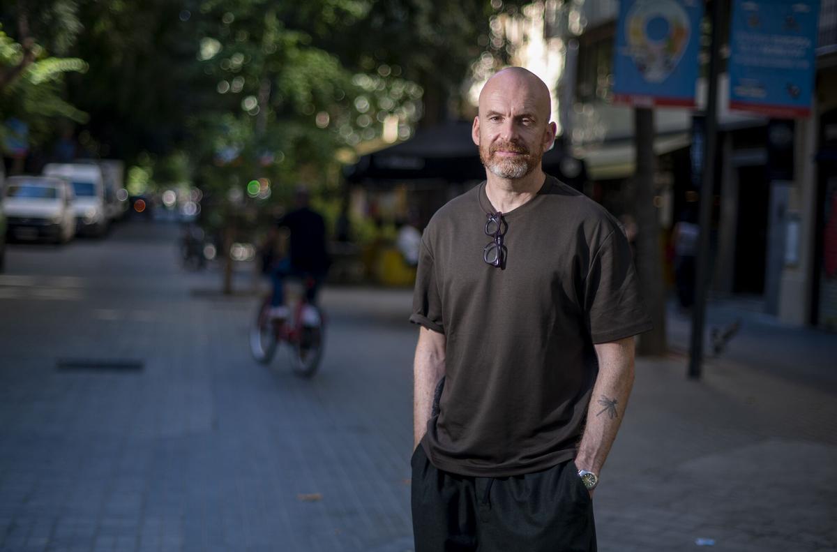 Barcelona. 15.09.2026.  Cultura.  El escritor inglés Matt Haig, autor de 'El tren de la medianoche' fotografiado en una de las calles de la ciudad con motivo de la promoción del libro. Fotografía de Jordi Cotrina