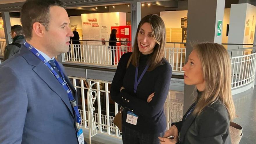 Peláez conversa con la directora de Asuntos Europeos del Principado, Raquel García, y su homóloga de Castilla-La Mancha, Virginia Marco, en Mons.