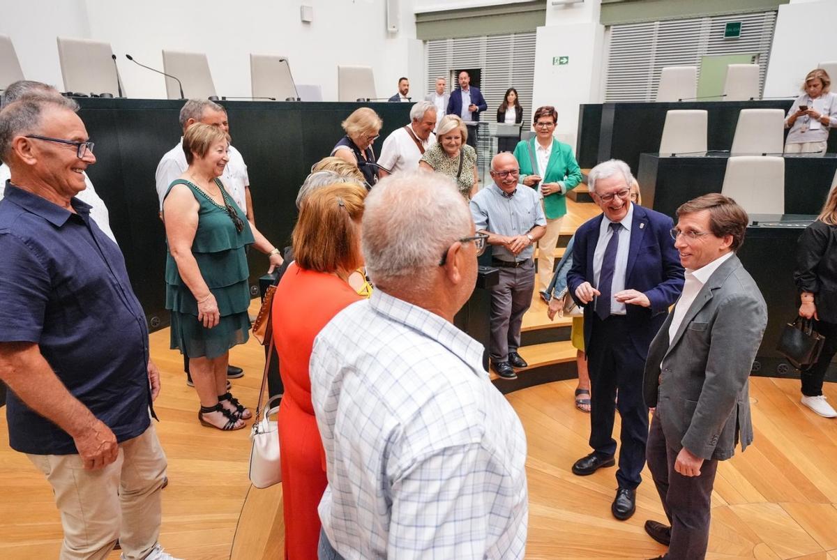 El Concello de Valga viajó a Madrid con su Belén Artesanal bajo el brazo para reunirse con Martínez-Almeida.