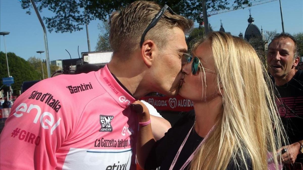 Marcel Kittel recibe un beso de su novia tras vestirse con la 'maglia rosa del Giro