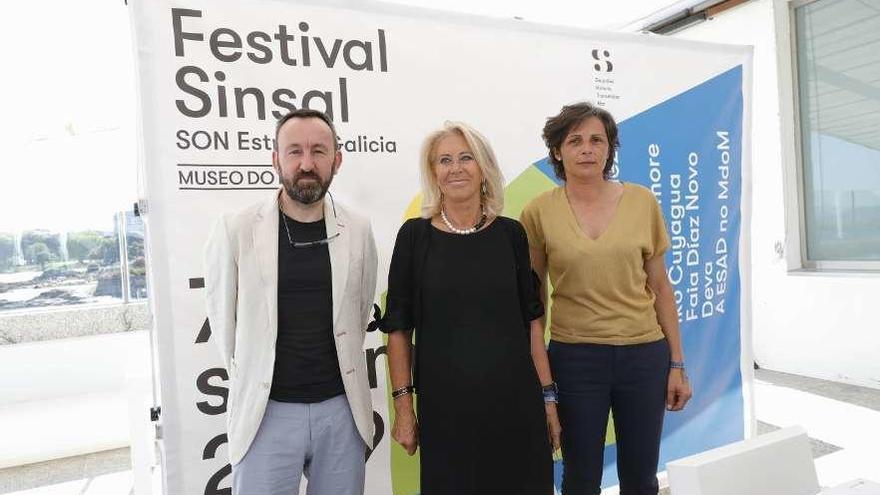 Julio Gómez, Corina Porro y Marta Lucio presentaron ayer el festival en el Museo do Mar. // Ricardo Grobas