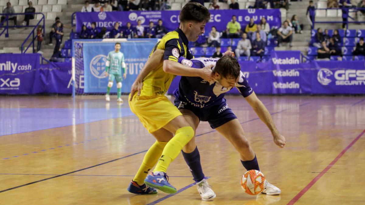 Pedro pelea por la posesión con un defensor rival.