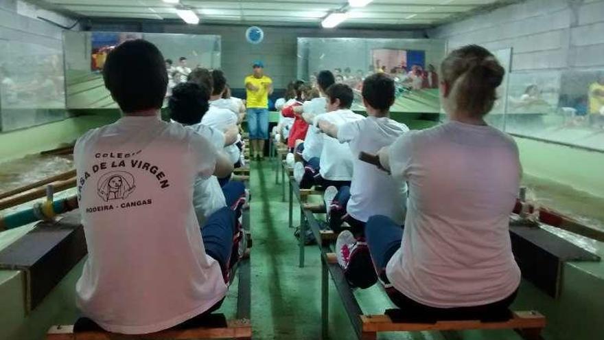 Escolares en una jornada de formación del Vila de Cangas. // FdV