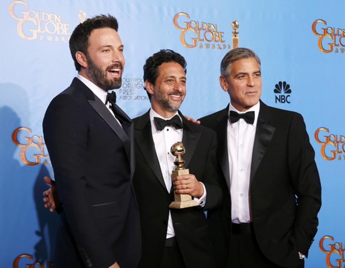 Ben Affleck (esquerra) posa amb els productors d’’Argo’, guardonada com a millor pel·lícula dramàtica, Grant Heslov i George Clooney.