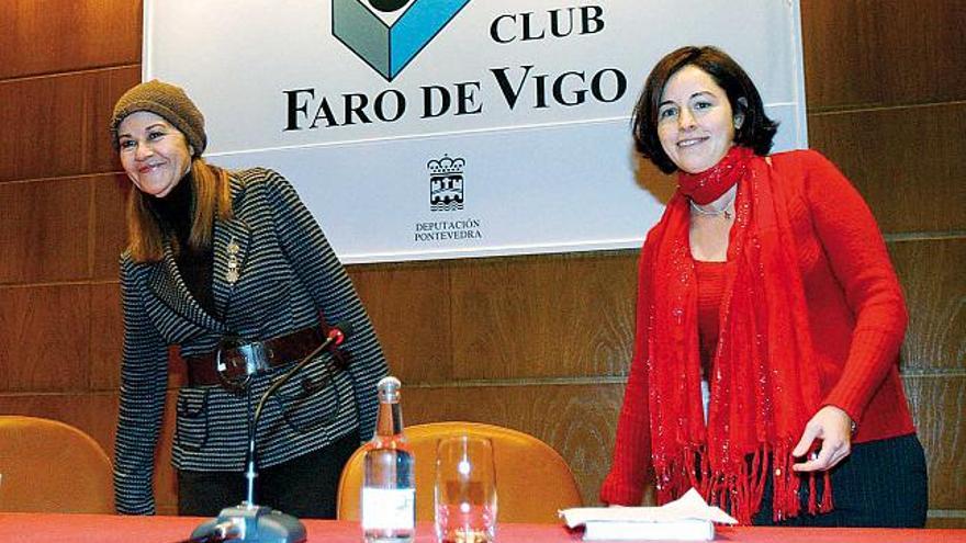 María Teresa Álvarez (izda.) fue presentada por la periodista de FARO Amaia Mauleón.