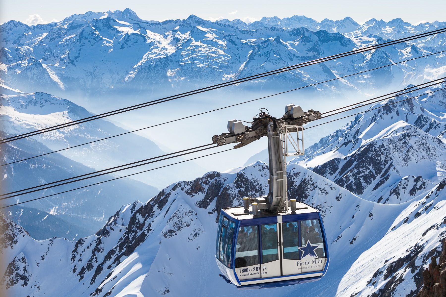 El teleférico asciende al Pic du Midi