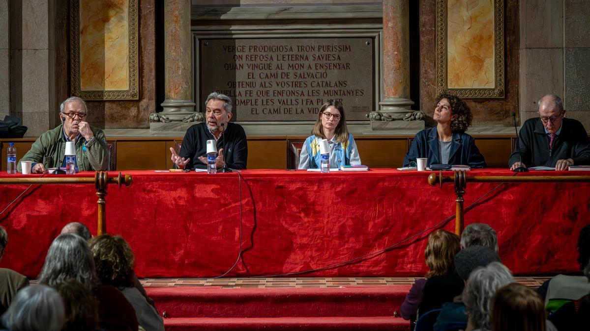 De izquierda a derecha, Jordi Martí, Jaume Angelats, Roser Homar, Marina Garcés y Joan Ferrer, el miércoles, en el Aula Magna de la Facultad de Teología de Catalunya