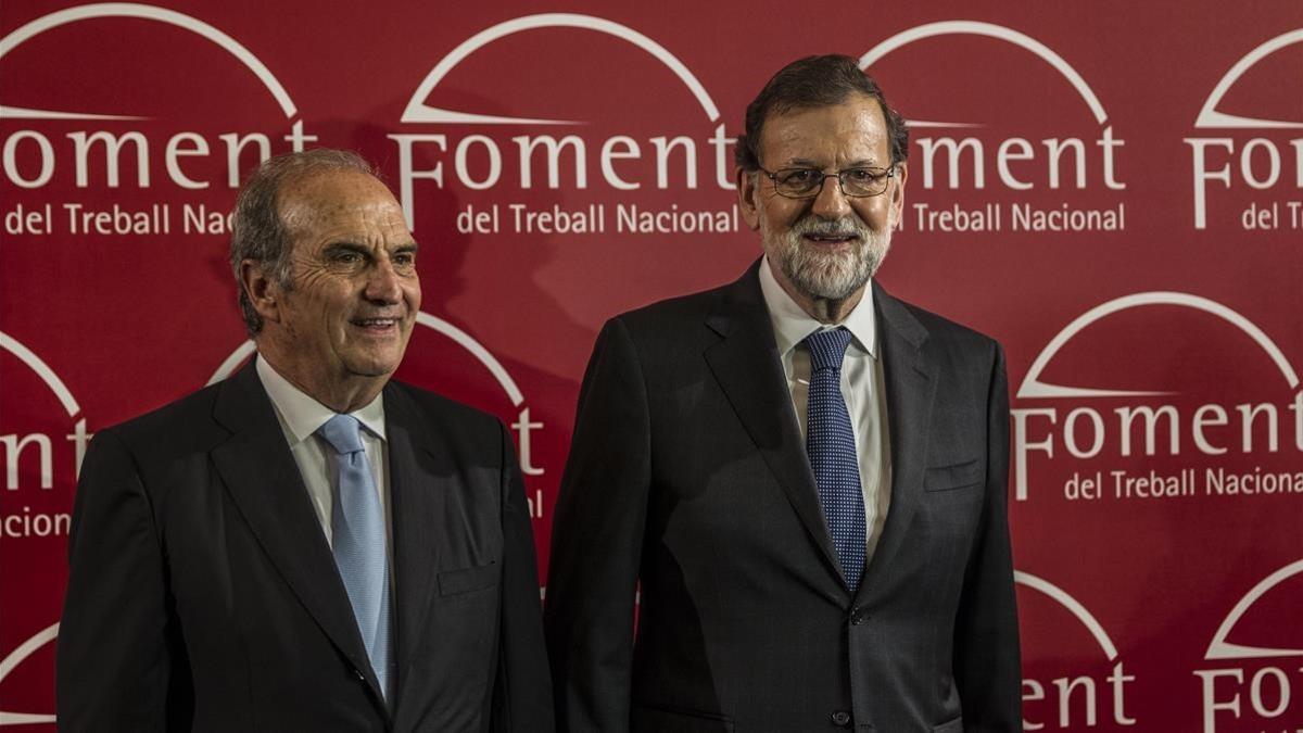 Mariano Rajoy, junto con el presidente de Foment del Treball, Joaquim Gay de Montellá, en Barcelona.