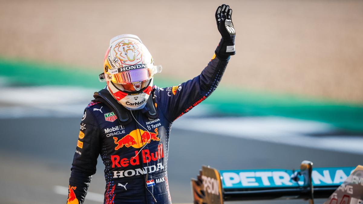 Verstappen saluda en Silverstone tras lograr la 'pole' en la carrera al esprint.