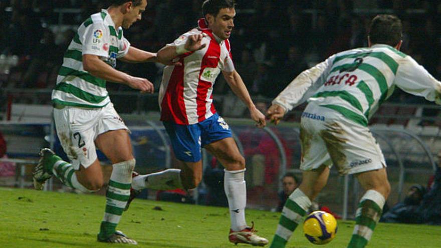 Marc Bernaus intenta marxar d&#039;un rival en una acció del partit d&#039;ahir a Montilivi davant l&#039;Eibar.