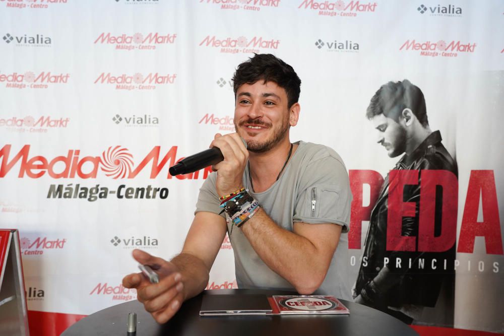 Cientos de aficionados, que hicieron cola horas antes del inicio del evento, pudieron saludar a Cepeda además de llevarse una firma y una foto para el recuerdo.