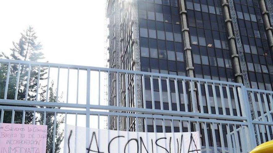 Alumnos se manifiestan ante el Edificio Negro.