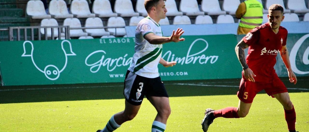 El local Jiménez, frente al goleador mensajerista Ale González. | | CÓRDOBA CF