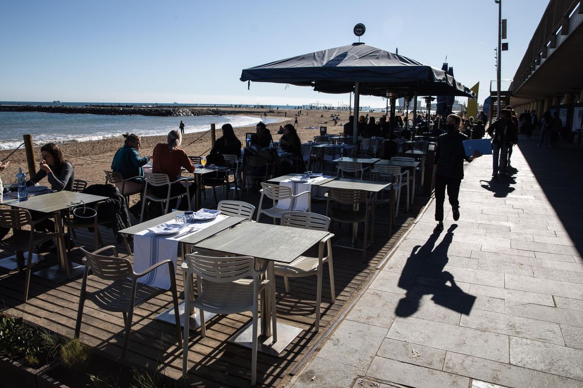 El paseo Marítim de Barcelona, con algunas terrazas.