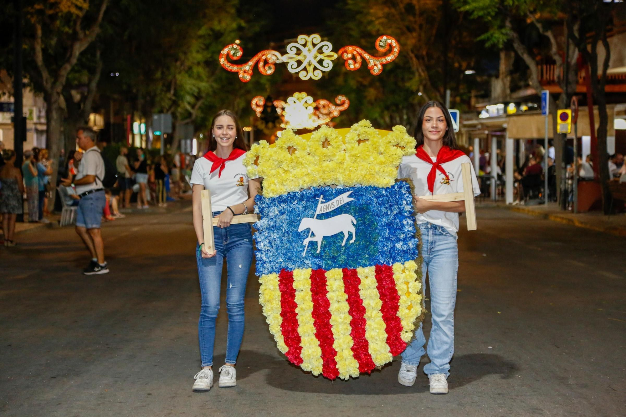 Las mejores imágenes en la Ofrenda al Cristo de la Paz de Sant Joan
