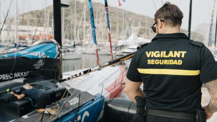Vigilante de seguridad durante The Ocean Race en su escala en Cartagena.