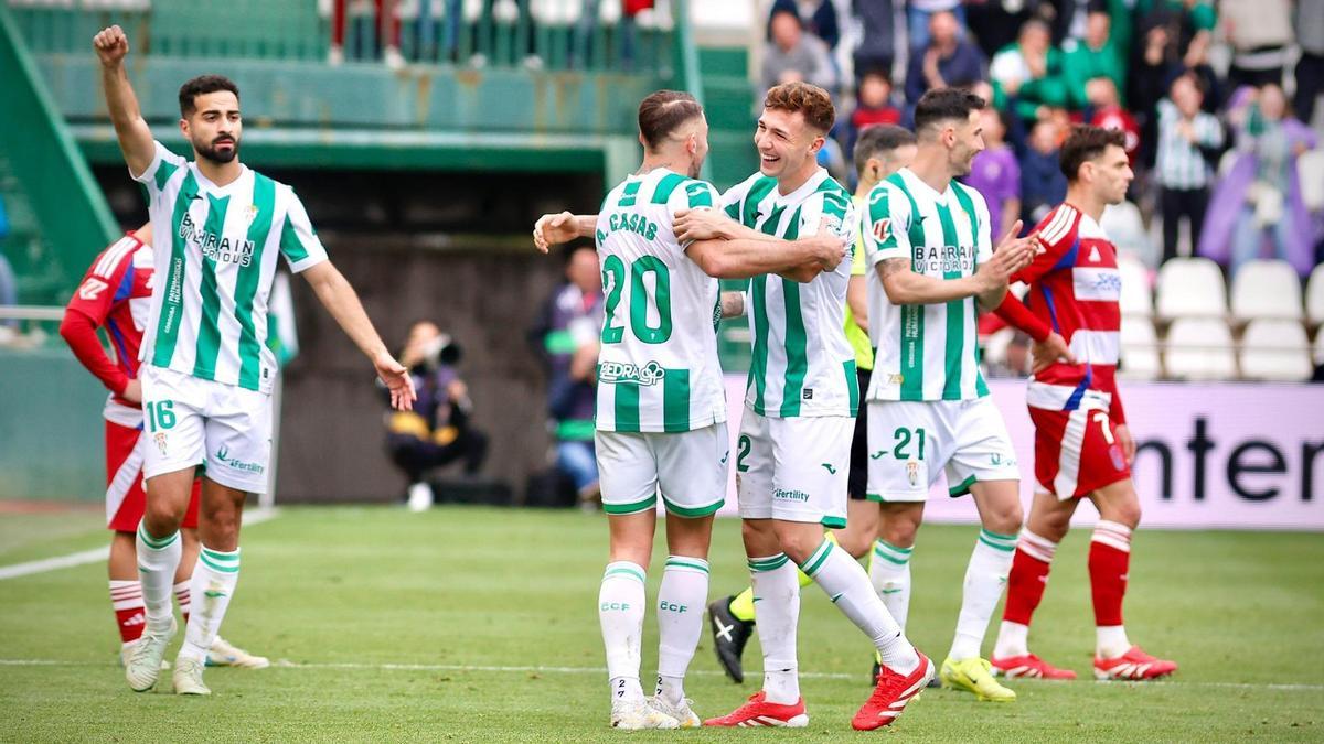 Los futbolistas del Córdoba CF celebran uno de sus goles ante el Granada, en El Arcángel.