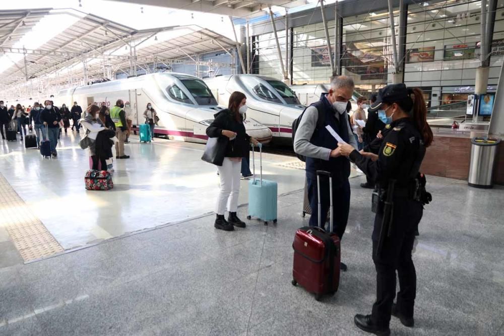 Controles policiales en la estación María Zambrano