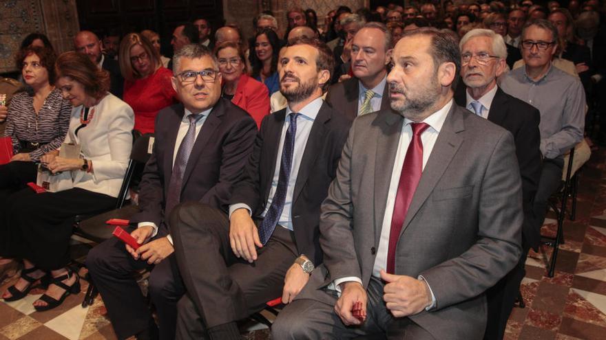 Presidencia sentó a Pablo Casado entre el delegado de Gobierno y el ministro de Fomento en funciones.