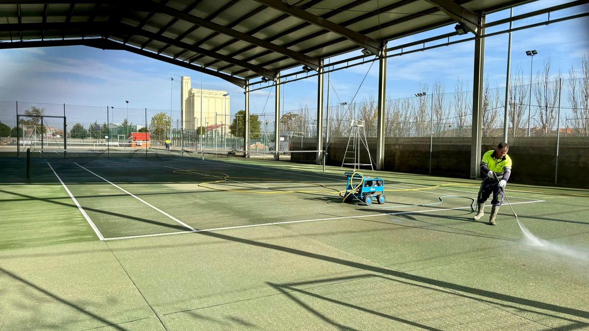 Un operario trabaja en la limpieza de una de las pistas que serán acondicionadas.