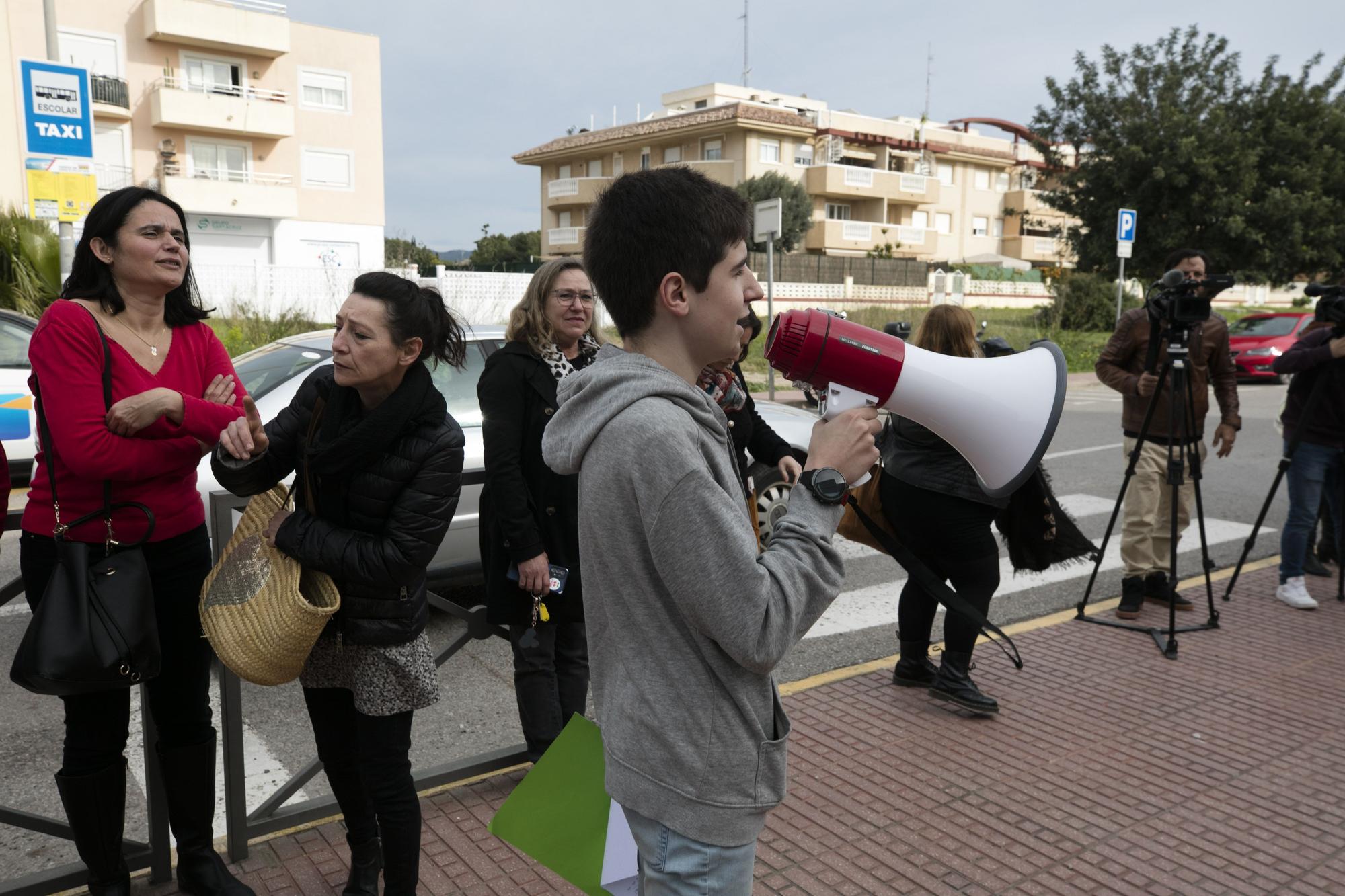 Alumnos y familias del instituto Xarc de Ibiza claman contra Educación por el mal estado del centro