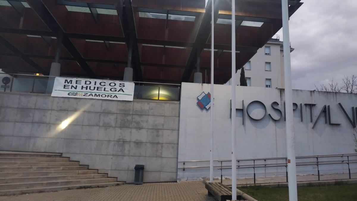 Huelga de médicos: cartel en el Virgen de la Concha de Zamora.