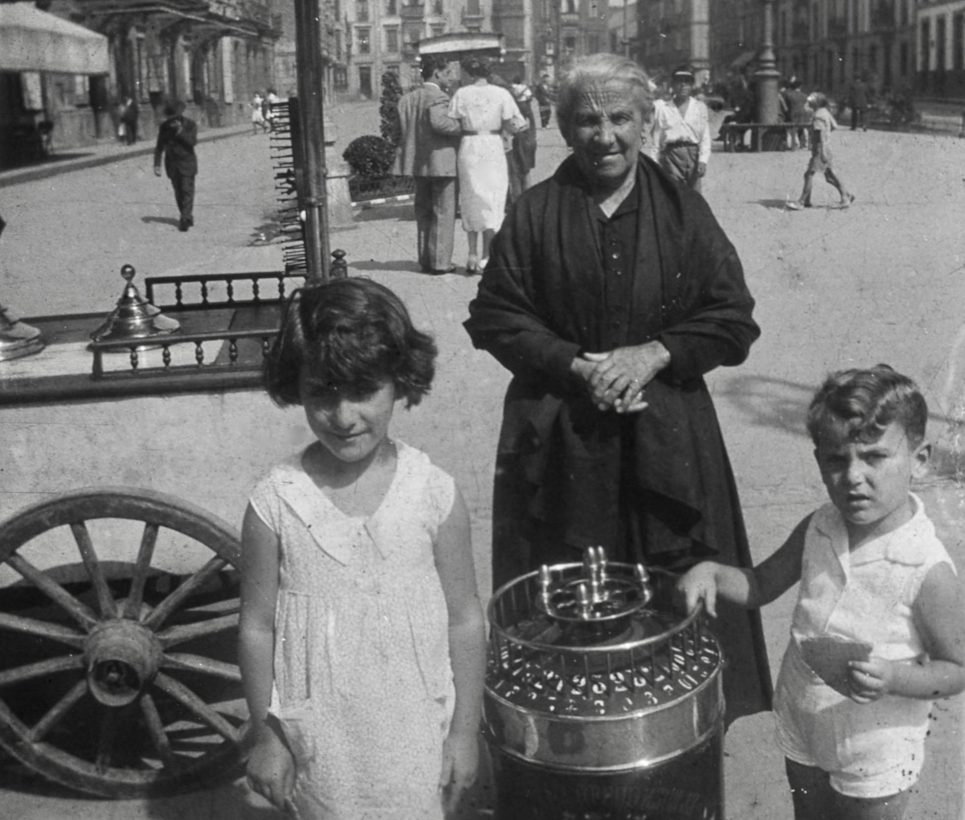 Barquillera en el paseo de Begoña, Gijón/Xixón, h. 1936. Col. Muséu del Pueblu d’Asturies