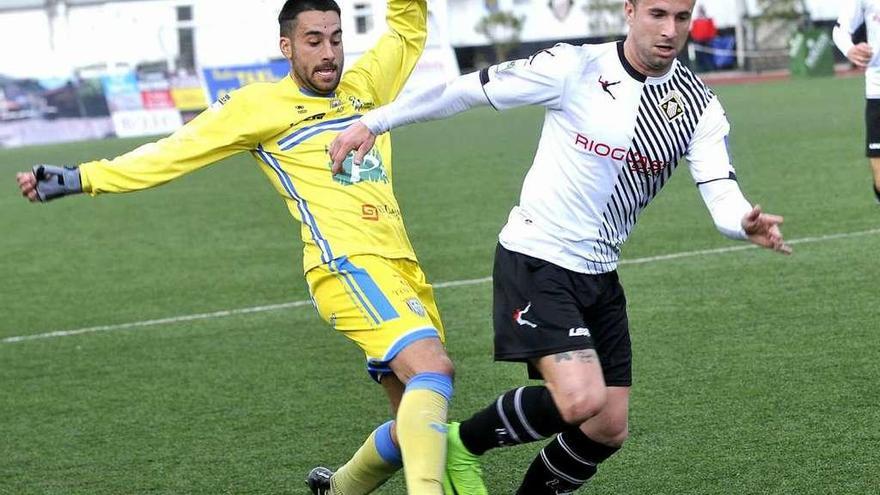 Iván Fernández controla el balón en el choque ante el Arandina.