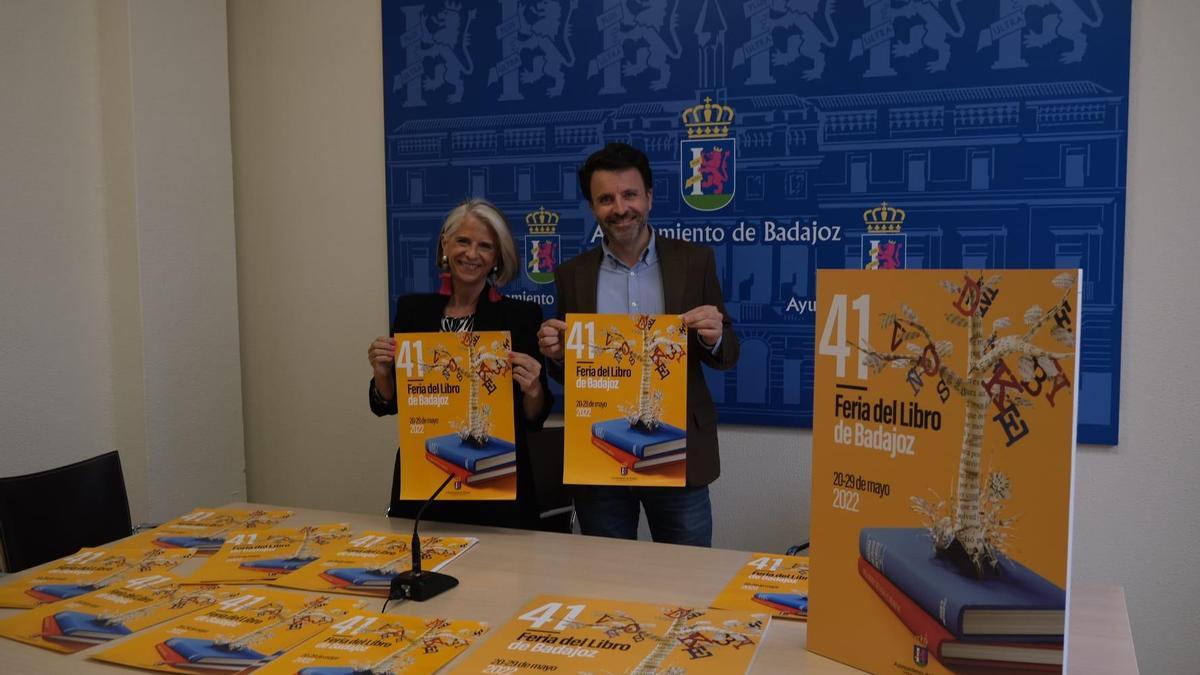 Paloma Morcillo y José Luis Gil Soto con el cartel de la 41 Feria del Libro de Badajoz.