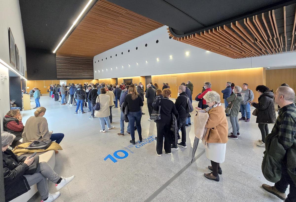 Hasta dos horas de cola en el Cunqueiro para participar en el ensayo clínico frente al Virus Respiratorio Sincitial