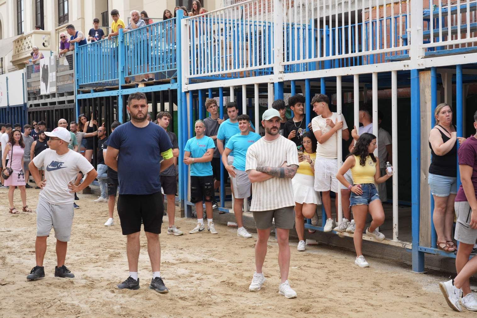 El Grau da inicio a las fiestas de Sant Pere con pólvora, bous y música