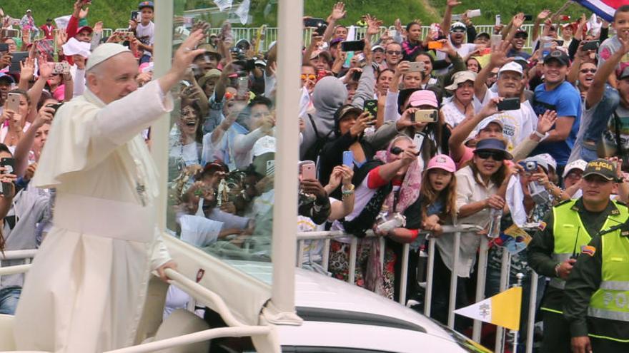 Feligreses saludan al Papa a su llegada a Medellín.