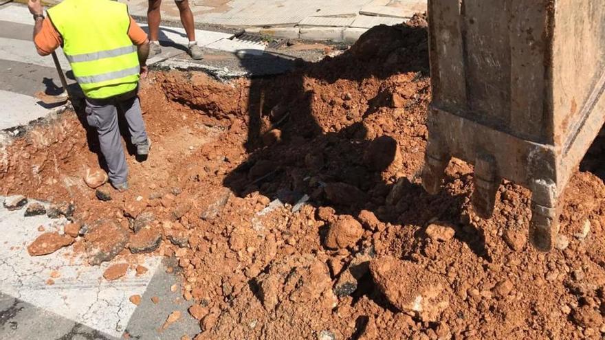 Un reventón obliga a cortar el agua en la subida a Santa Bárbara y el Mas de Moltó