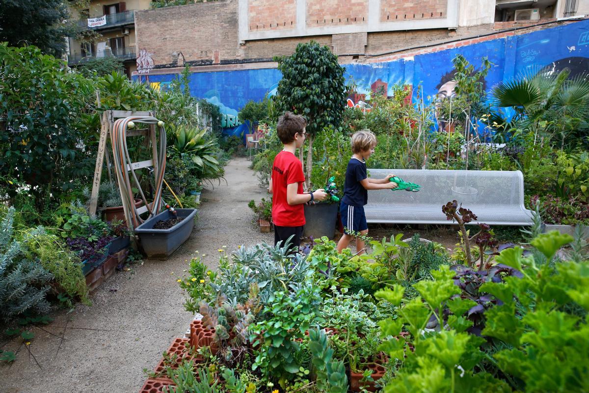 Espai Nur, pequeño jardin en el cruce de Calàbria con Consell de Cent, gestionado por los vecinos