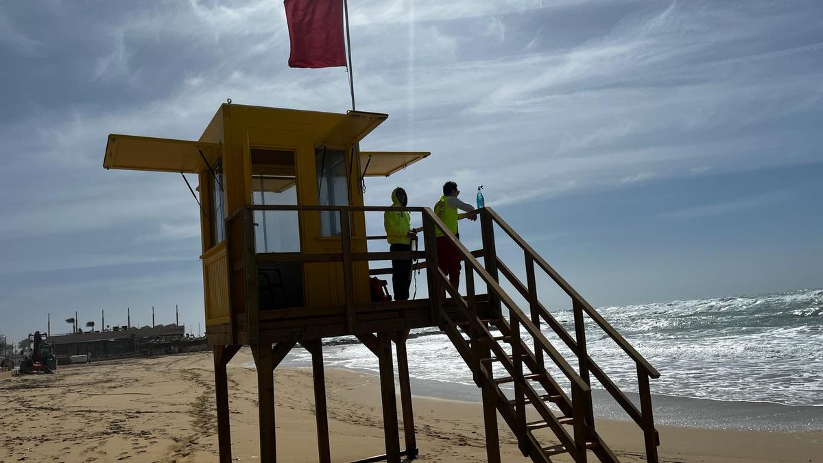 Bandera roja en las playas de Palma por fuertes vientos