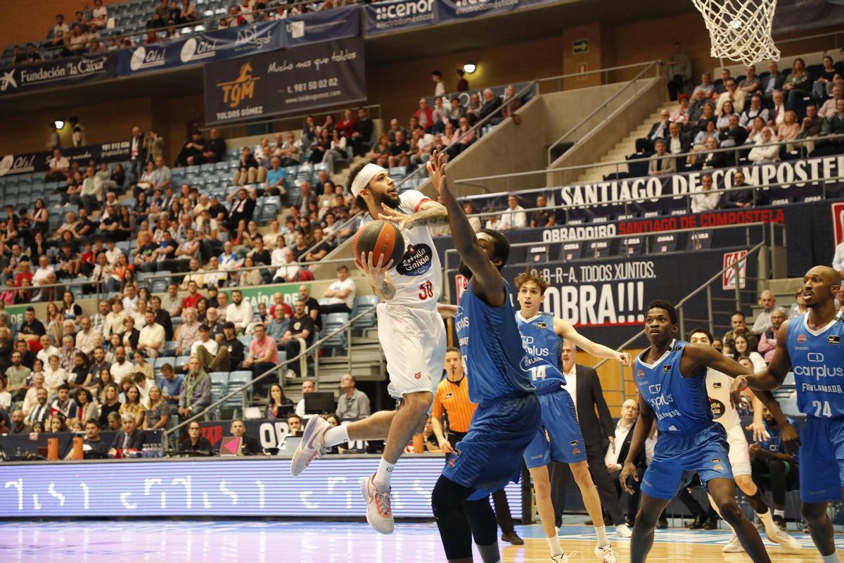 Kassius Robertson en una entrada a canasta