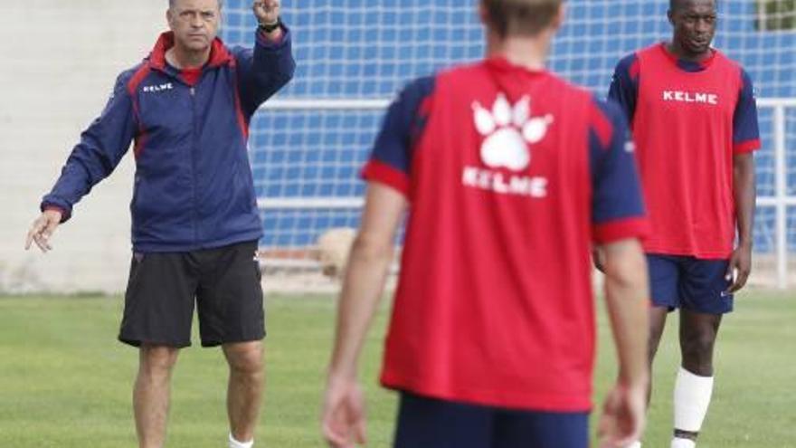 Caparrós da órdenes ayer a Lell, en el entrenamiento en Buñol.