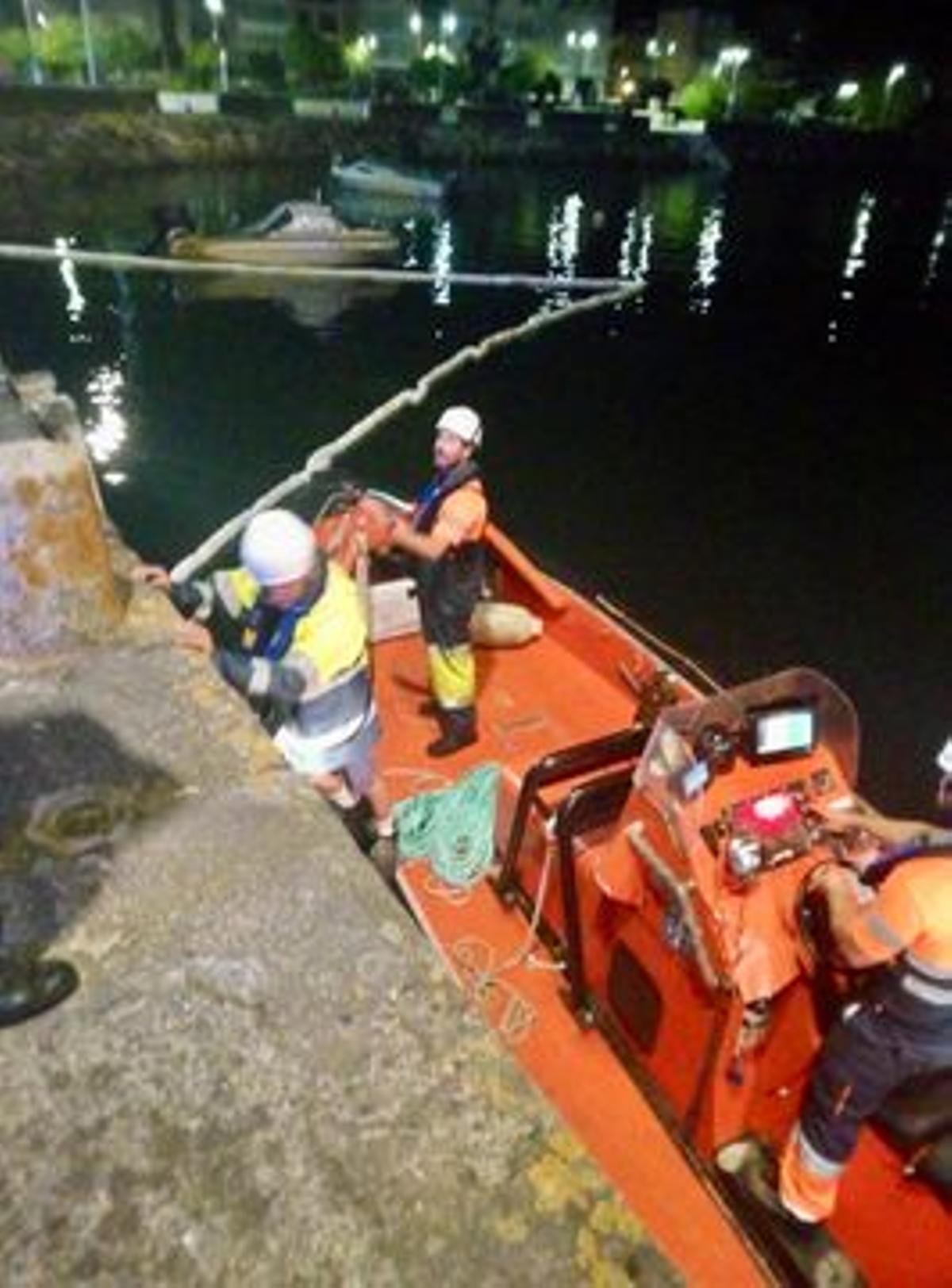 Un coche acaba en el mar de madrugada en A Pobra y el conductor logra salir a nado