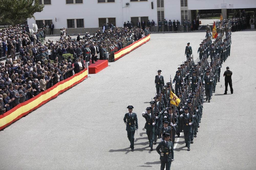 Fernández Díaz asiste a la entrega de la bandera nacional en Acuartelamiento Jaime II