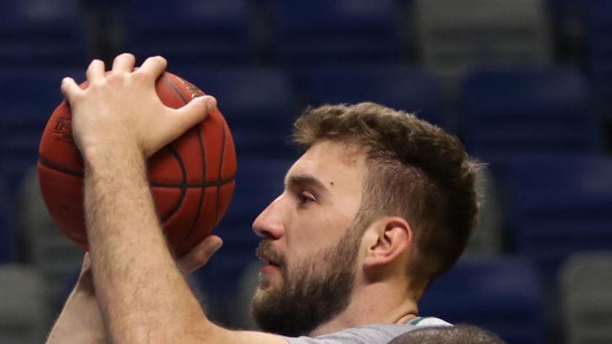 Musli lanza un tiro en un entrenamiento.