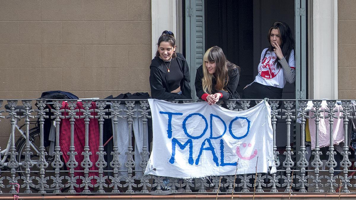 'Todo mal' la queja de tres jóvenes desde su balcón en el Eixample